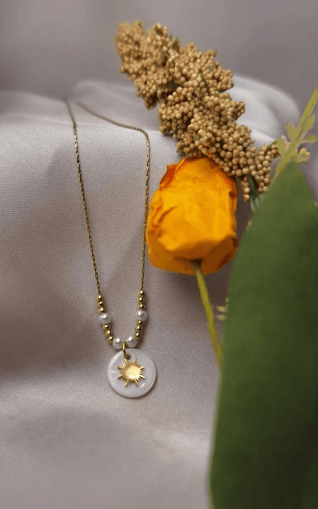 Collier soleil sur nacre